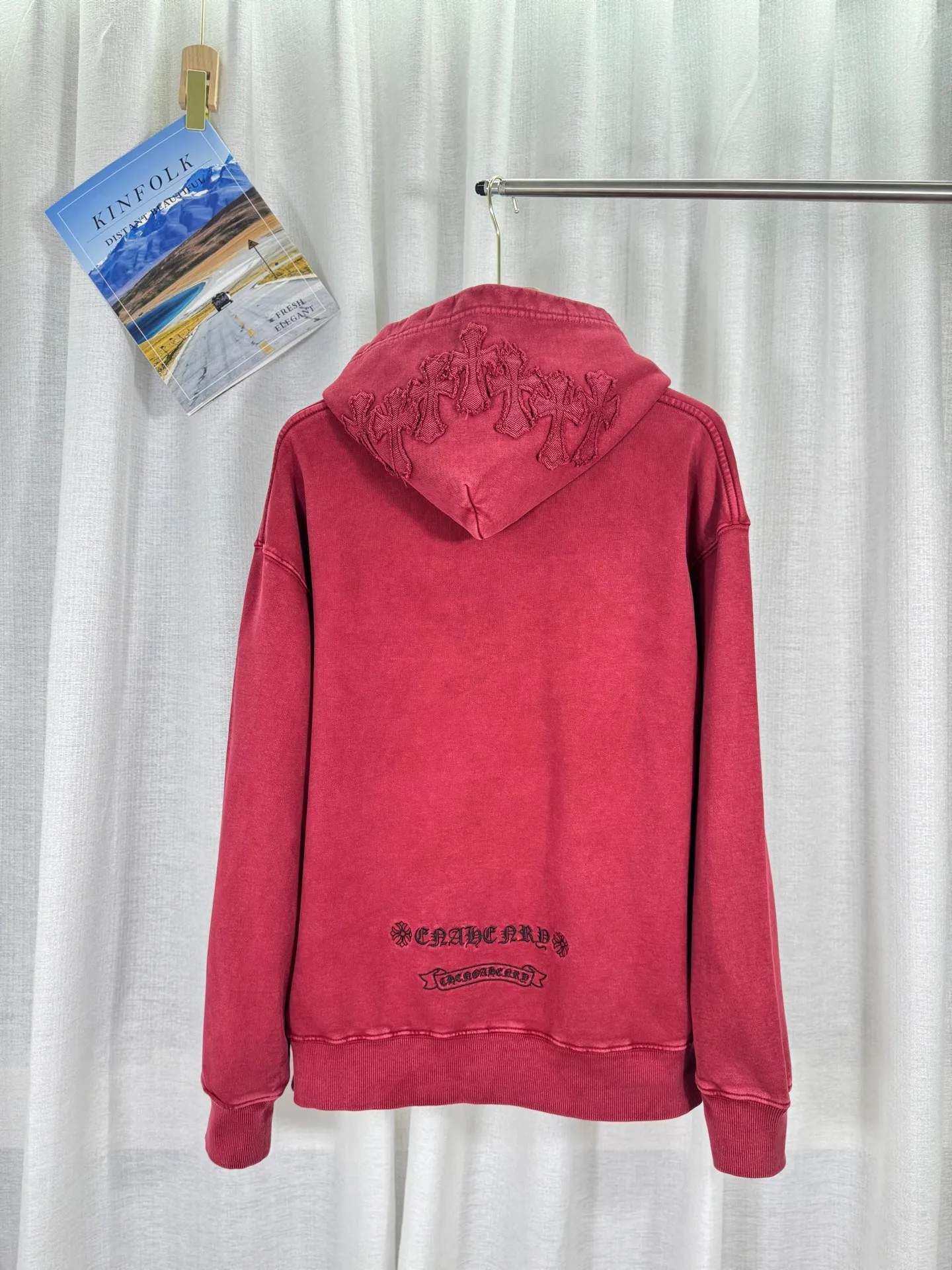 P310 top version, real shot without P, ​​different from market currency) 𝗖𝗵𝗿𝗼𝗺𝗲 𝗛𝗲𝗮𝗿𝘁𝘀/Cro Heart 2025 washed and burned flower patch embroidered autumn and winter new original single counter American style 3D three-dimensional couple casual hooded sweatshirt 👑The highest version! Customized fabric 480g tripe terry fabric! American acid-washed and distressed original fabric, laser burning + patch embroidery, exquisite embroidery of letters! The best-selling model in the counter, very comfortable to wear. Accessories: original molded and authenticated collar label➕100% silk wash label. Genuine purchase-grade original hangtag➕matching hanging rope➕3D hanging beads➕original packaging bag. Craftsmanship: The original version has consistent wiring! The highest version of the armhole matching technique! Color: Black Red Size: S M L XL Style No.: 9331